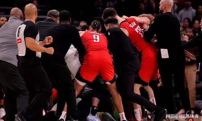 热火队主场击败对手,燃烧球场的激情 热火队主场击败对手,燃烧球场的激情