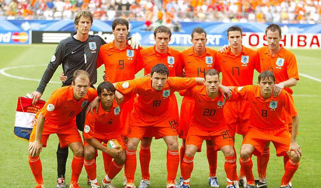 荷兰队凭借团队合作力逆转比赛，晋级淘汰赛