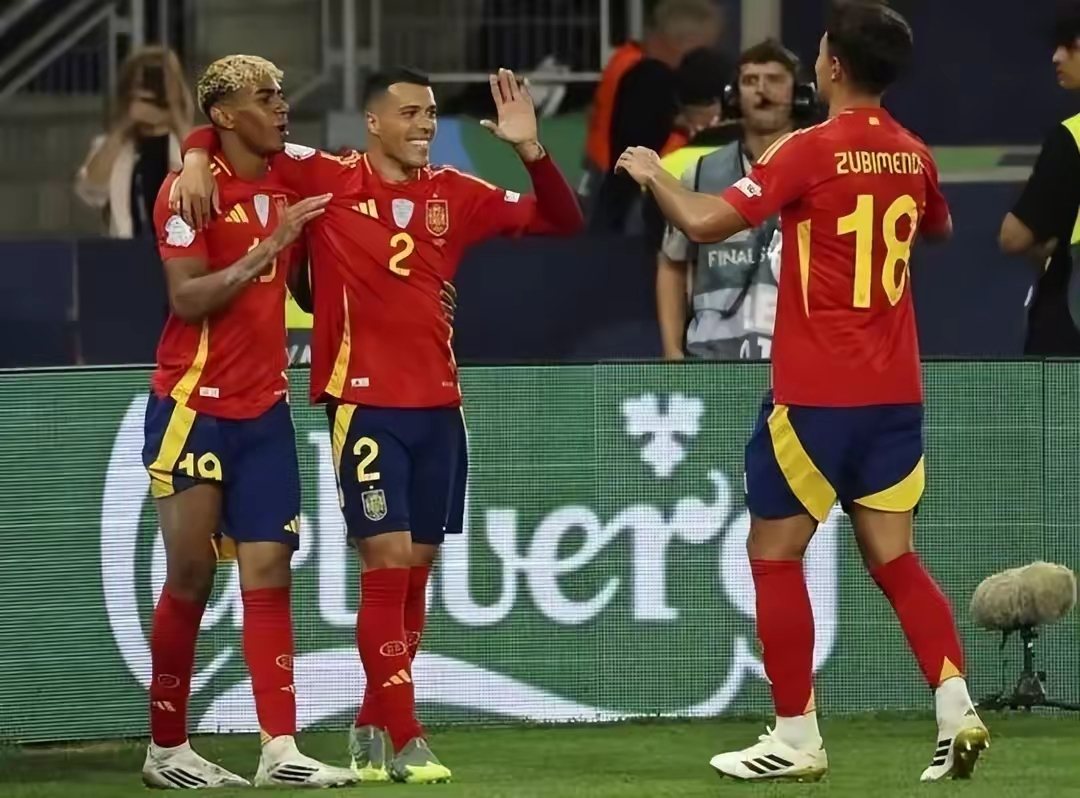 欧洲联赛强队轻取对手，球员表现抢眼取得耀眼胜利的简单介绍