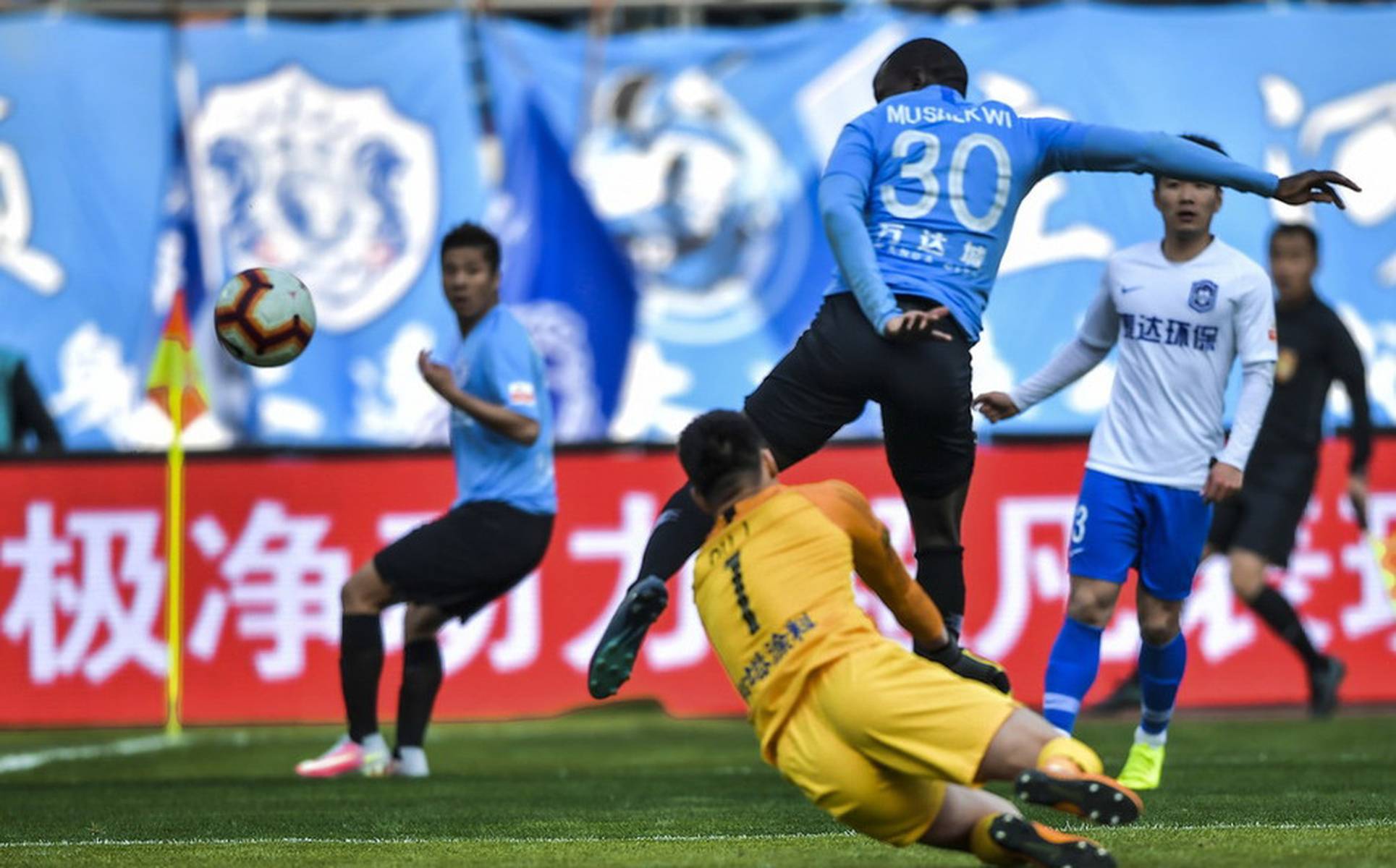 关于大连一方对抗天津泰达，现场战况激烈空前的信息