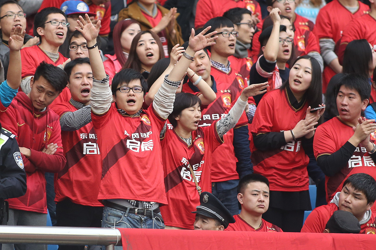 九游体育-水平足球队冠军产生，球迷狂欢庆祝的简单介绍