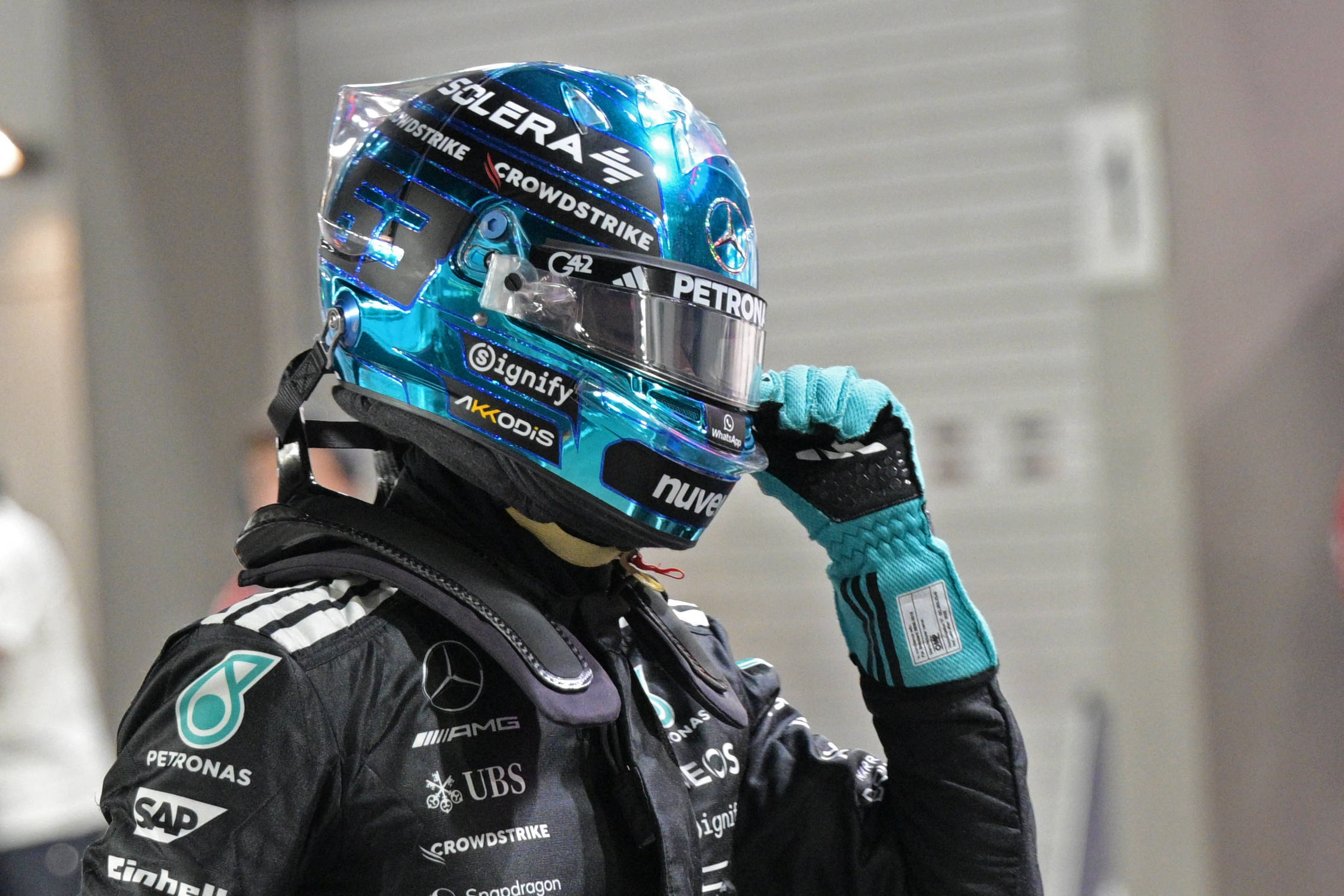 梅赛德斯轻取迈凯伦，拉塞尔点燃赛场的简单介绍