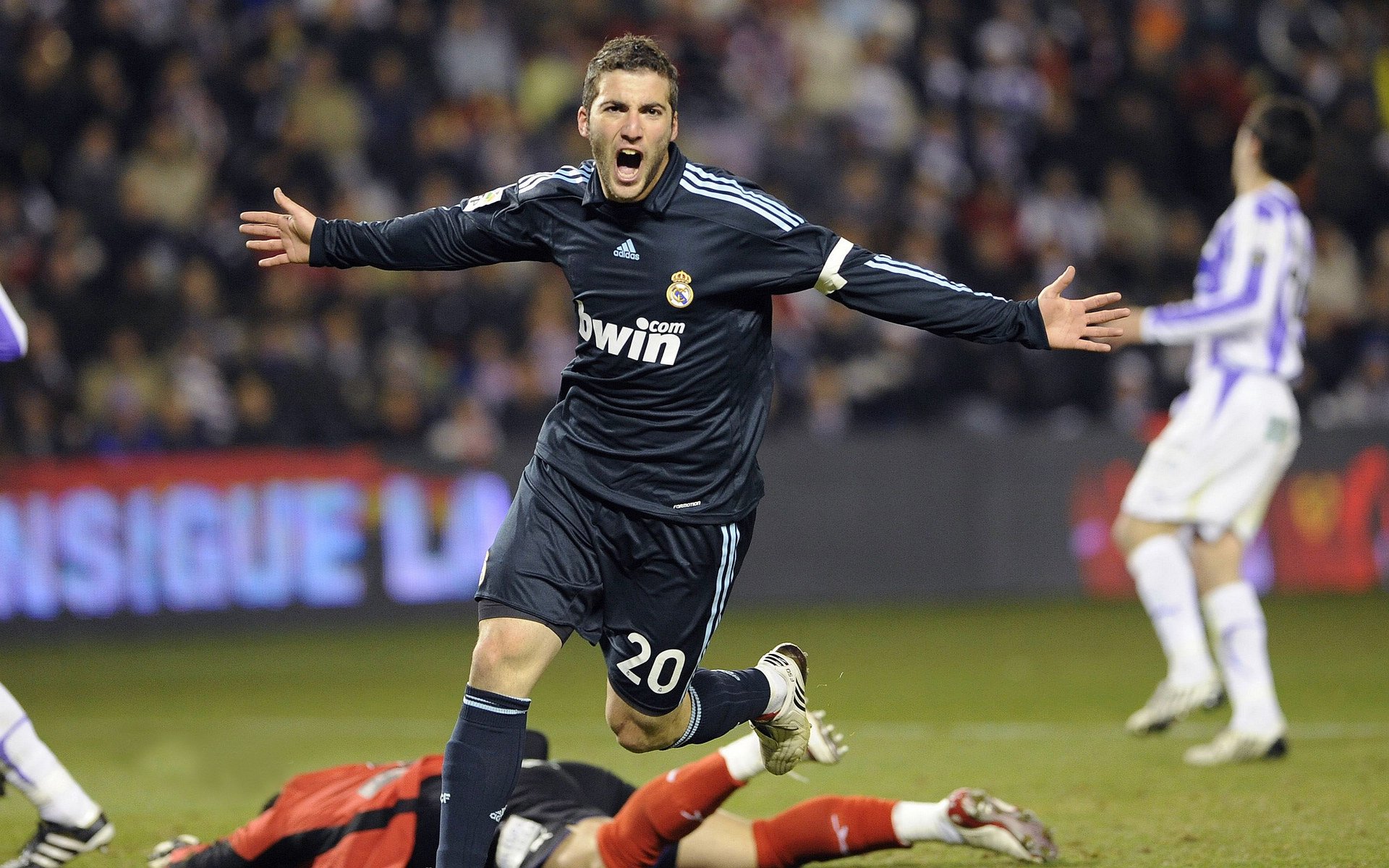 九游app下载-卡瓦哈尔一锤定音，马赛鏖战，德国战车如何被一人主宰走向？